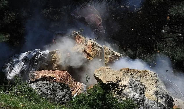 Şehri tehdit eden dev kayalar tehlike olmaktan çıktı