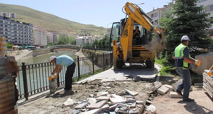 Bayburt Rabia Kadıoğlu Parkı Yenileniyor, Yürüyüş Yolu Andazit Taş ile Kaplanacak!