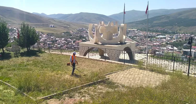 Bayburt'ta Park ve Bahçeler Müdürlüğü Ot Biçme Çalışmalarını Sürdürüyor!