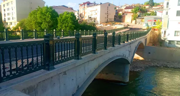 Yenilenen Tarihi Taş Köprü Yeniden Hizmete Girdi!