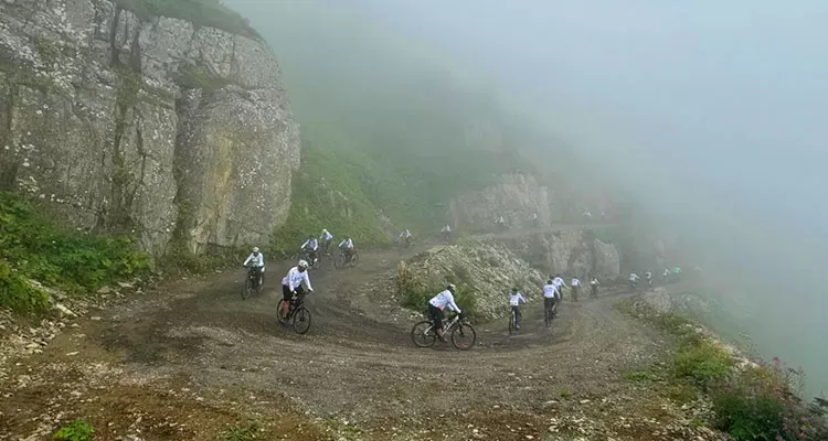 Bisikletçiler, Dünyanın En Tehlikeli Yolu Derebaşı Virajlarında Pedal Çevirdi