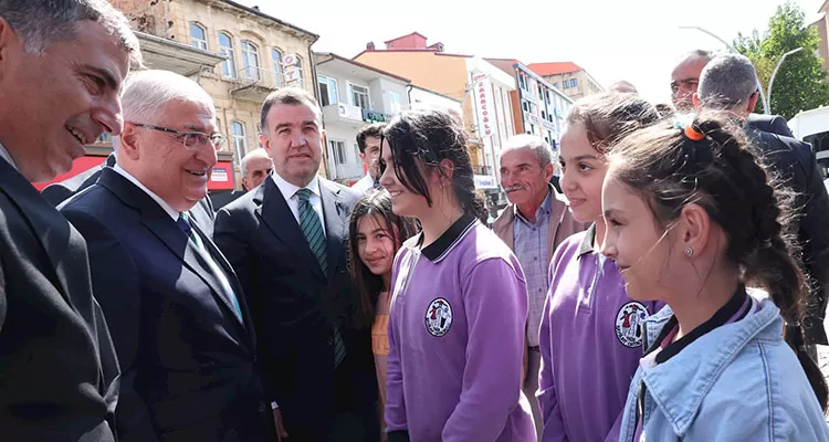 Bakan Güler, Bayburt'ta Esnafı Dolaştı: Çocuklarla Yakından İlgilendi