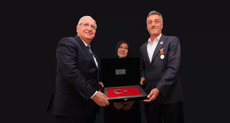 Bakan Yaşar Güler, Gazi Kemalettin Şahin'i Evinde Ziyaret Etti