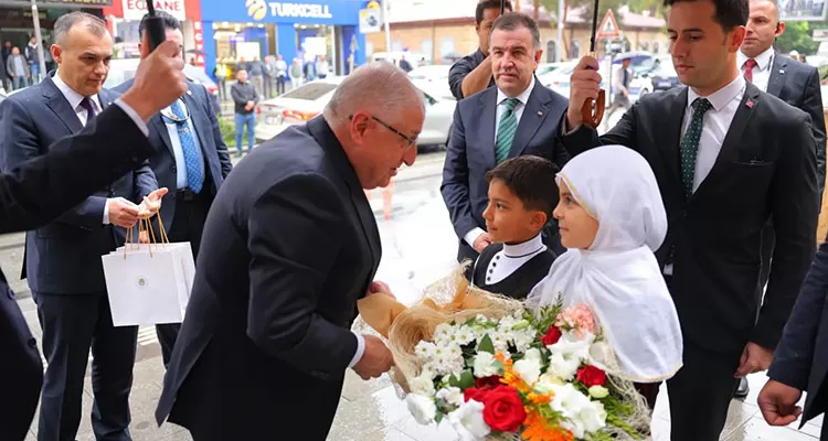 Bakan Yaşar Güler, Memleketi Bayburt'ta Çiçeklerle Karşılandı