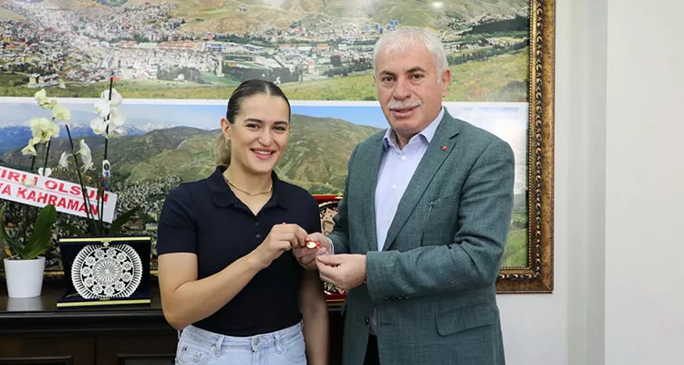 Başkan Memiş, Olimpiyat Üçüncüsü Olan Esra Yıldız Kahraman'ı Altınla Ödüllendirdi