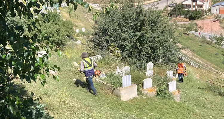 Bayburt Belediyesi, Mezarlık ve Türbelerde Temizlik Gerçekleştiriyor