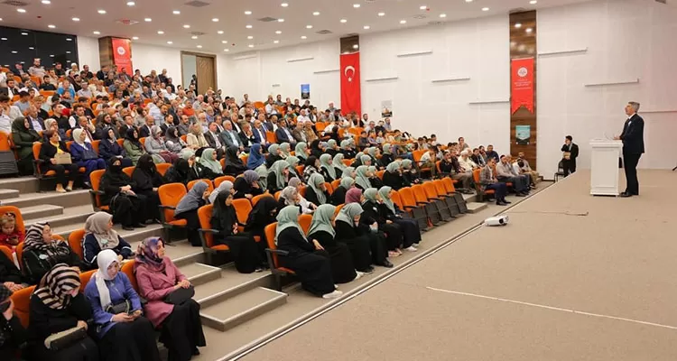 Bayburt'ta Peygamberimiz ve Şahsiyet İnşası Konulu Konferans Düzenledi