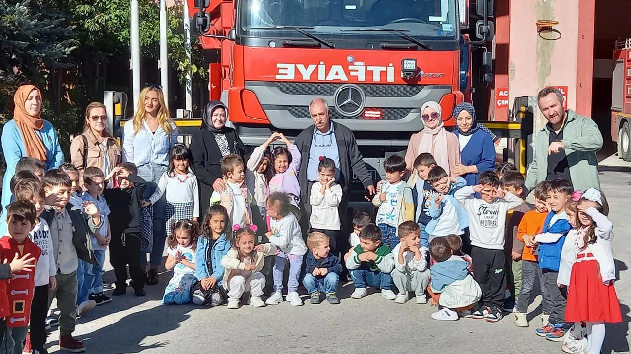 Bayburt'un Gelecek Nesli İtfaiye'yi Keşfetti: Minikler İtfaiye Araçlarında