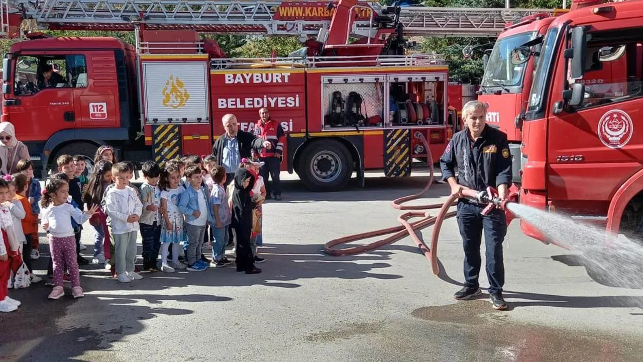 Bayburt'un Gelecek Nesli İtfaiye'yi Keşfetti: Minikler İtfaiye Araçlarında