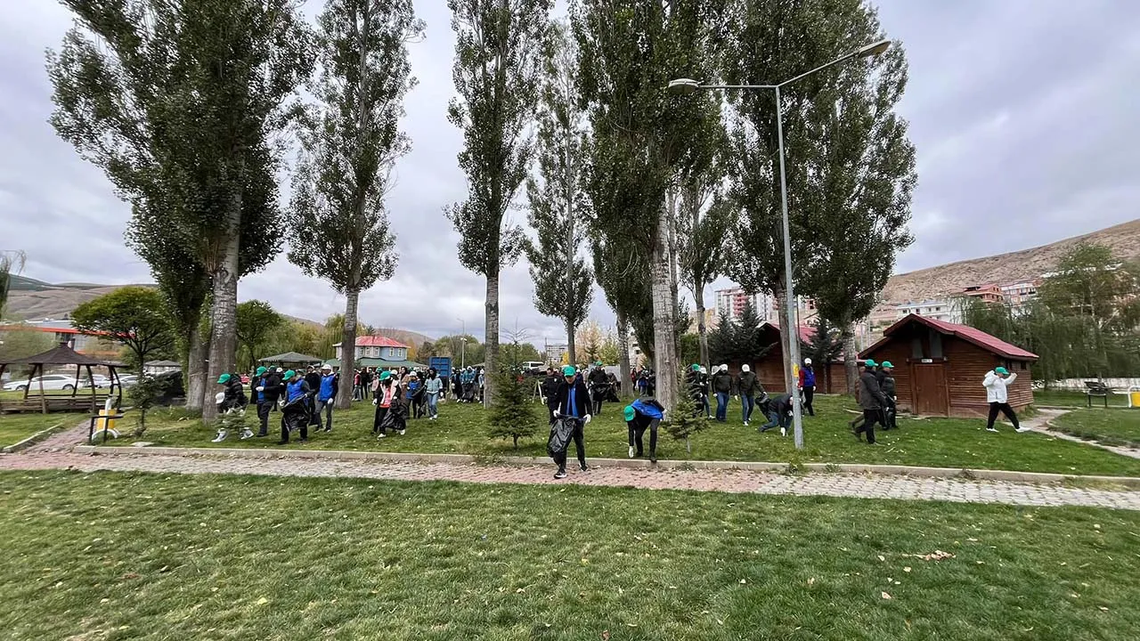 Bayburt'ta Gençlik Ormanları Koruyor: Temizlik Etkinliği