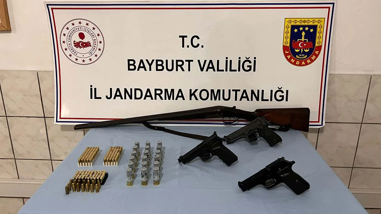 Bayburt'ta Silah Kaçakçılığı Operasyonu: 3 Tabanca, 1 Av Tüfeği Ele Geçirildi