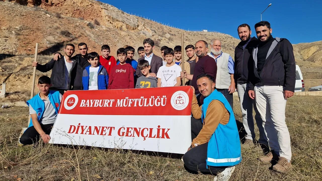 Bayburt'ta Hz. Ebubekir Camii Çevresine Fidan Dikilerek Yeşillendirildi