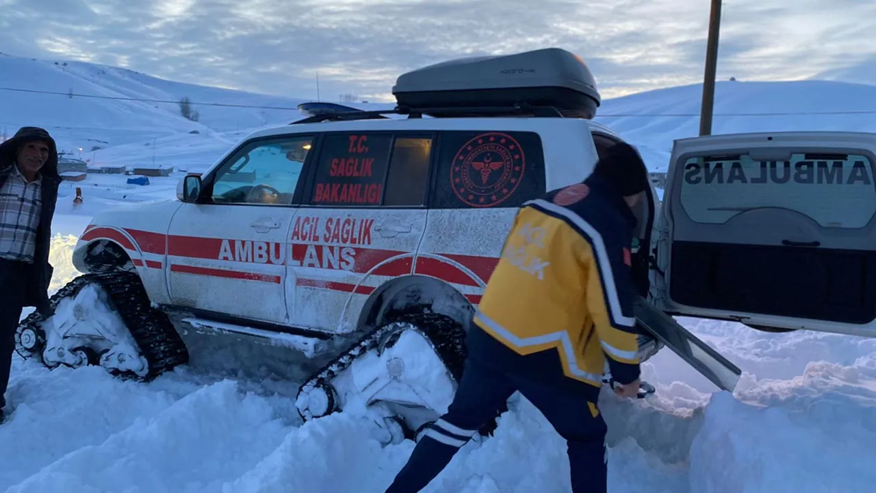 Bayburt’ta Kışın Ortasında Yaşanan Olay, KOAH Hastası Paletli Ambulansla Kurtarıldı