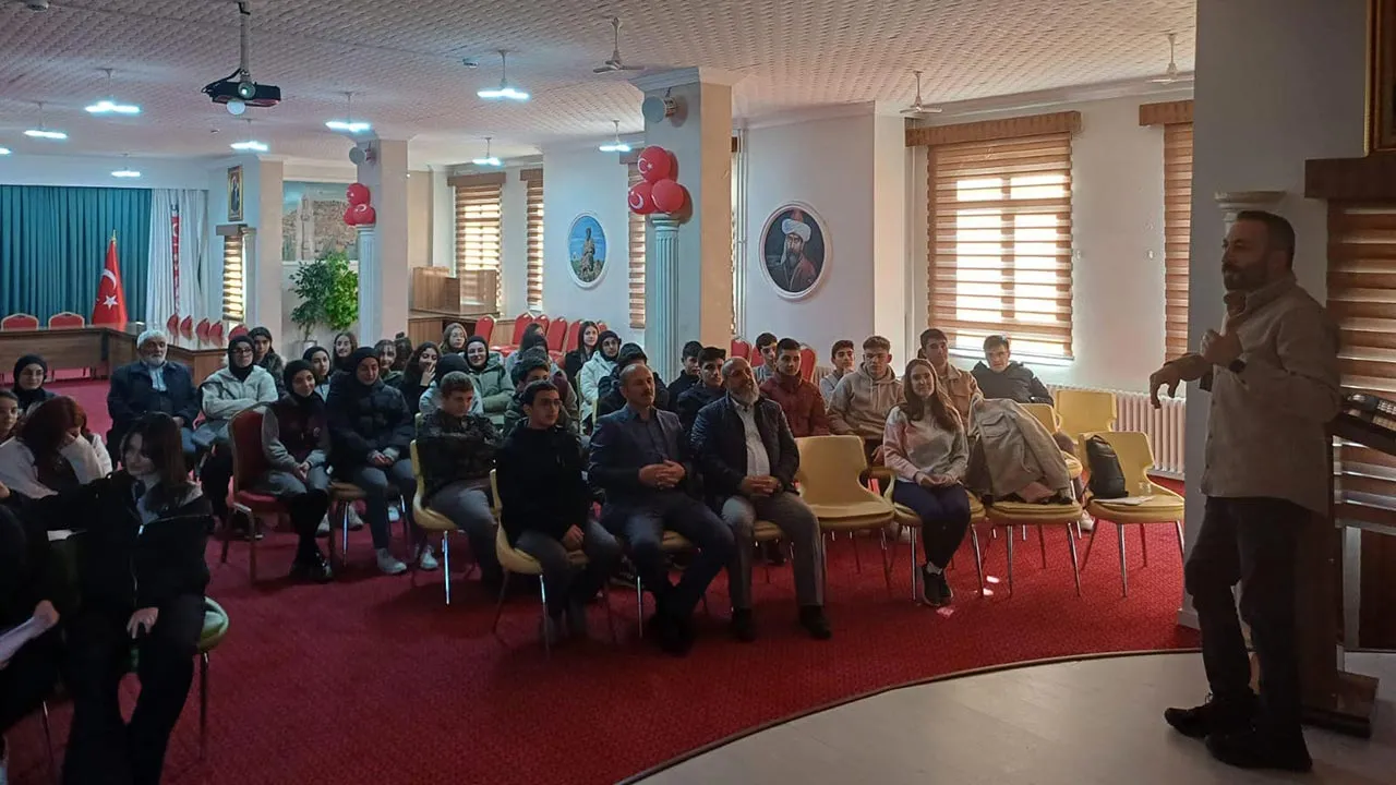 Bayburt’ta Liseli Öğrenciler Fotoğrafçılığın Sırlarını Keşfetti