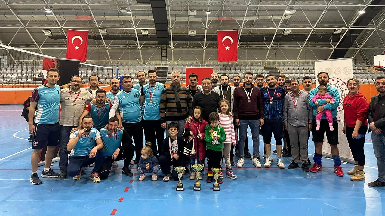 Bayburt'ta Öğretmenler Günü Voleybol Turnuvası’nın Şampiyonu Belli Oldu