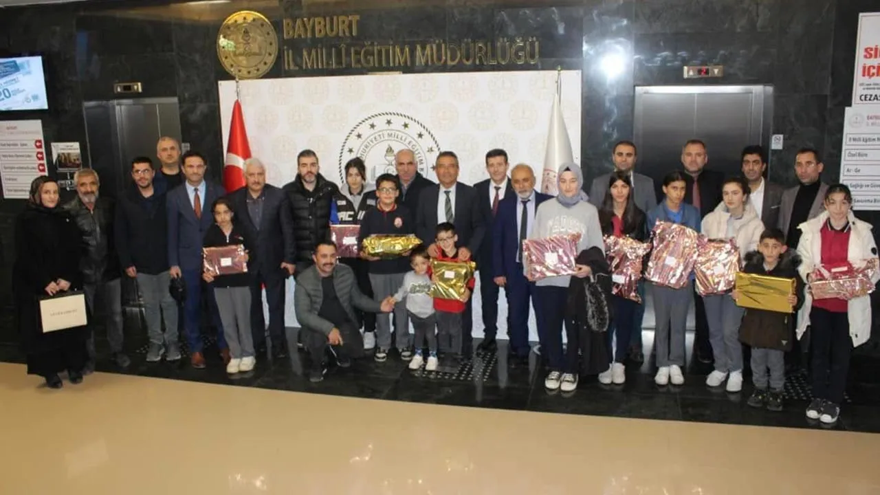 Bayburt'ta Sözlük Özgürlüktür Projesiyle Öğrenciler Türkçe’nin Zenginliklerini Keşfediyor.