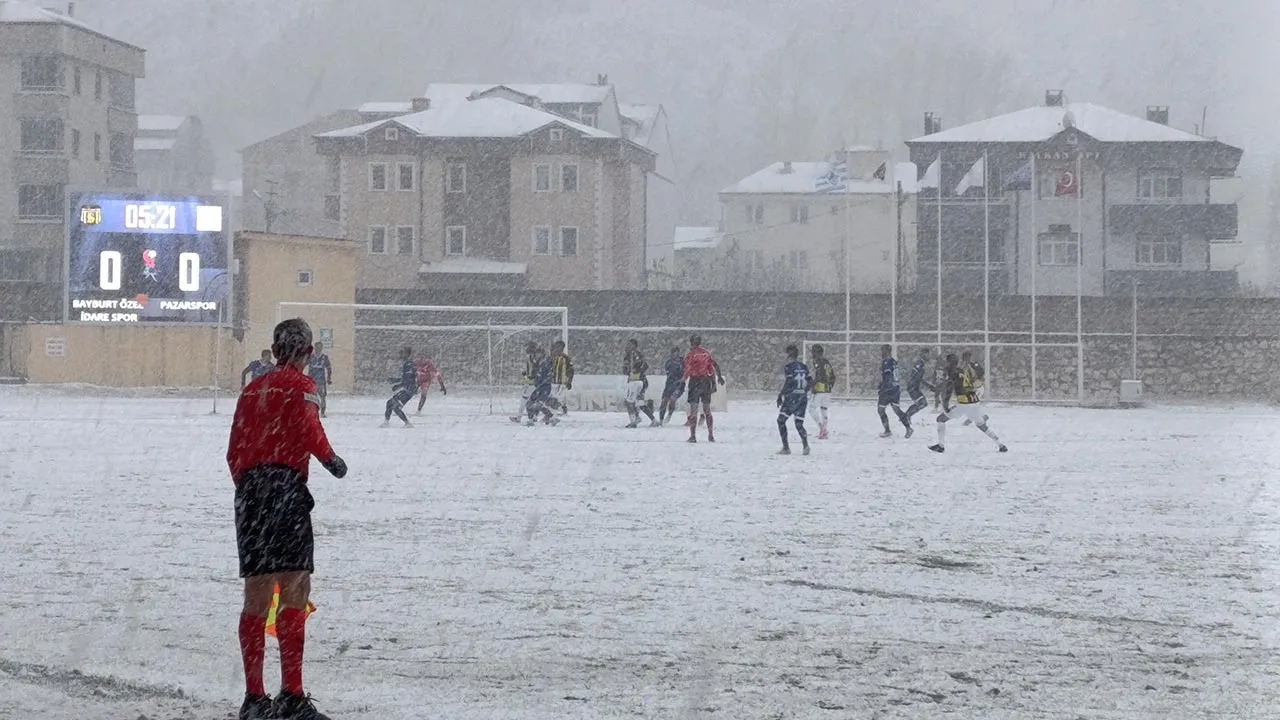 Kar Yağışı Altında Oynanan Maçta, Bayburt Spor Pazarspor İle Berabere Kaldı