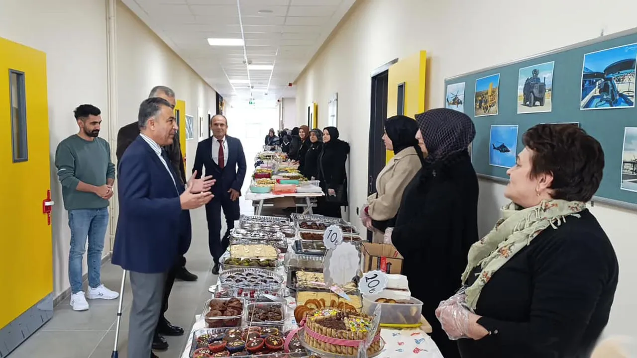 Bayburt İl Milli Eğitim Müdürü Rahmi Güney'den Okul Kermesine Destek