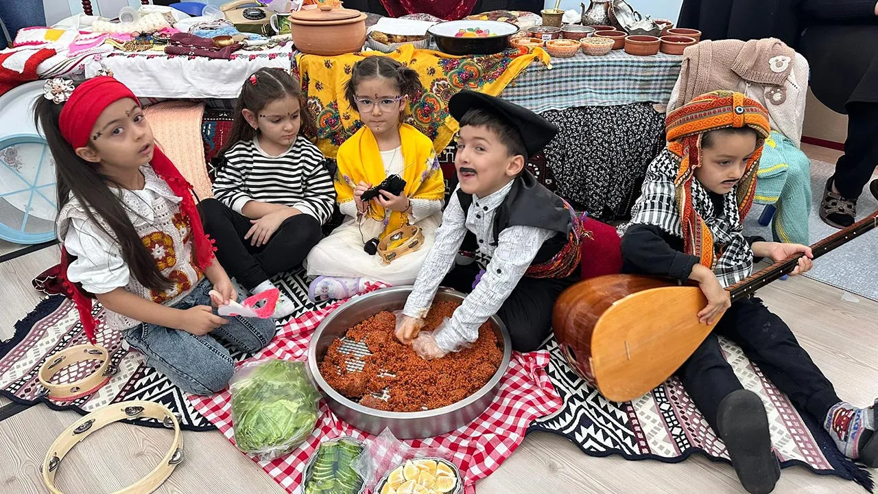 Bayburt'un Aydıntepe İlçesinde Miniklerden Çiğ Köfteli Yerli Malı Haftası Kutlaması