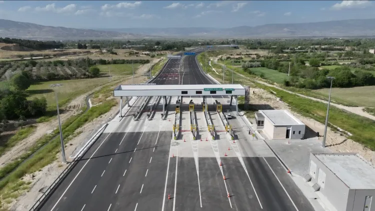 6 şeritli Aydın-Denizli Otoyolu yarın açılıyor... 163 km'lik yol 55 dakikada geçilecek haberi