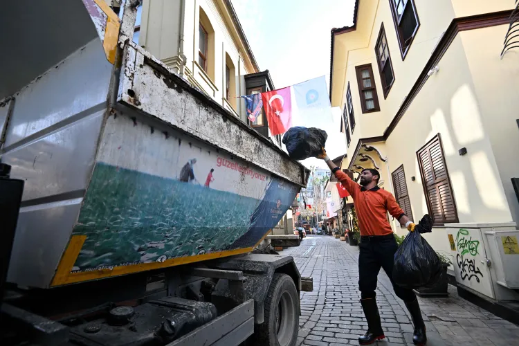 Antalya Kaleiçi’nde çöpte dedektiflik haberi