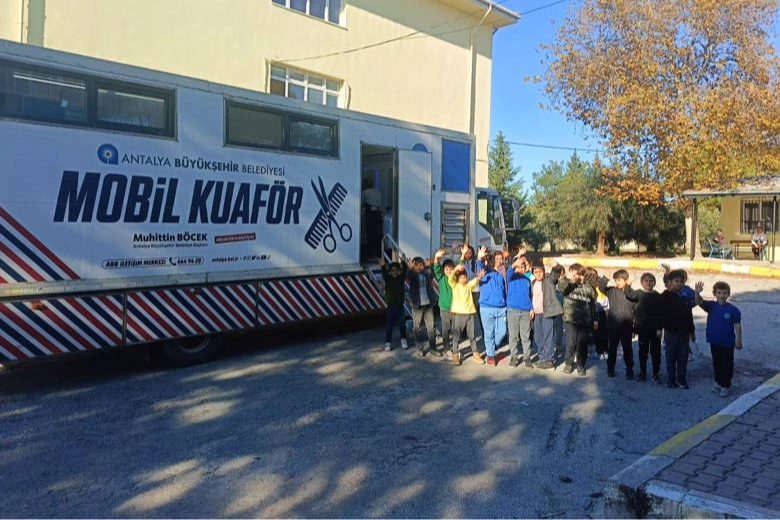 Antalya'da mobil kuaför tırı öğrencilerin hizmetinde haberi