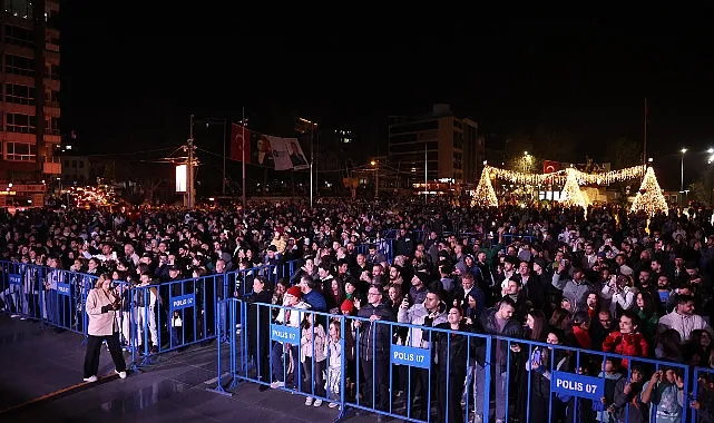 Antalyalılar yeni yıl coşkusunu Cumhuriyet Meydanı'nda yaşadı