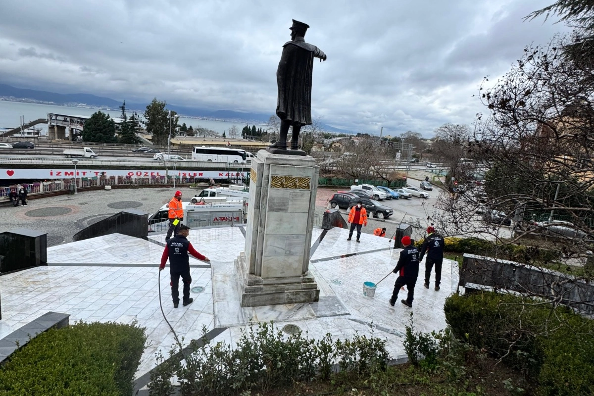 Atatürk Heykeli'nin temizliği tamamlandı haberi