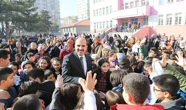 Başkan Altay Karne Alan Öğrencileri Tebrik Etti haberi