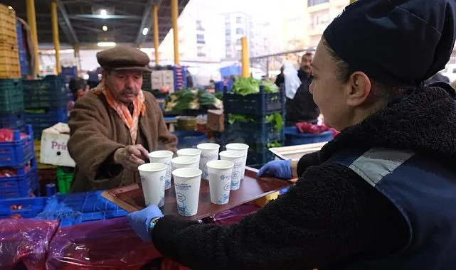 Başkan Çerçioğlu’nun Sıcak Çorba İkramı Pazarcı Esnafının Ve Vatandaşların İçini Isıtıyor haberi