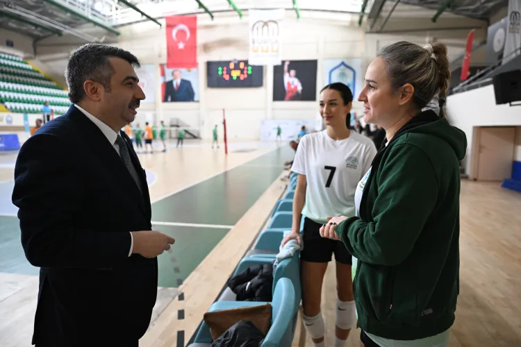 Başkan Yılmaz Belediyeler Arası Voleybol Dostluk Turnuvası'nı izledi haberi