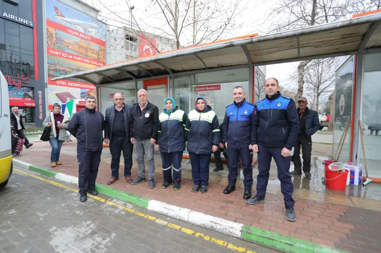 Bursa Gemlik’te otobüs durakları tertemiz haberi