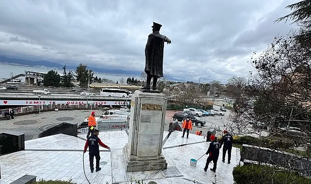 Büyükşehir, Atatürk Heykeli'nin temizliğini yaptı haberi