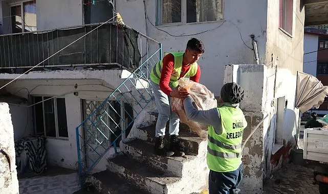 Dikili Belediyesi, ihtiyaç sahibi vatandaşların yuvalarını ısıtmaya devam ediyor haberi