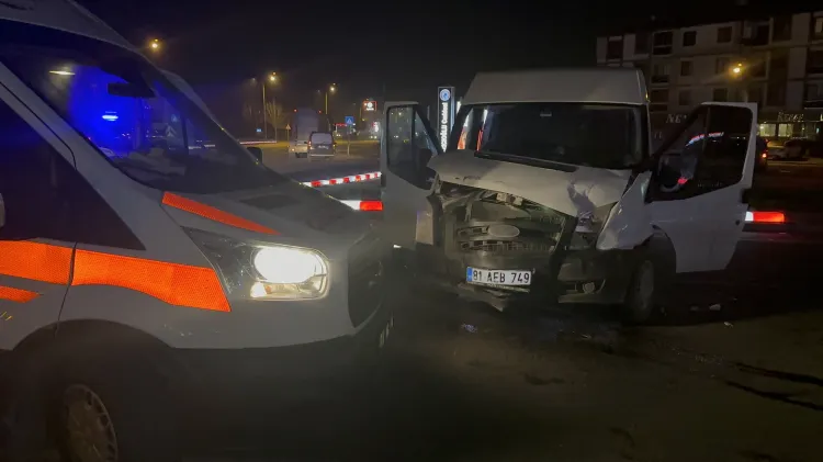 Düzce'de trafik kazası: Yaralanan kadının çocuğuna polis sahip çıktı haberi