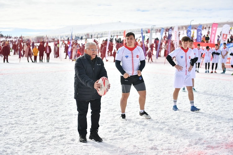 Erciyes'te Kar Ragbi heyecanı yaşandı haberi