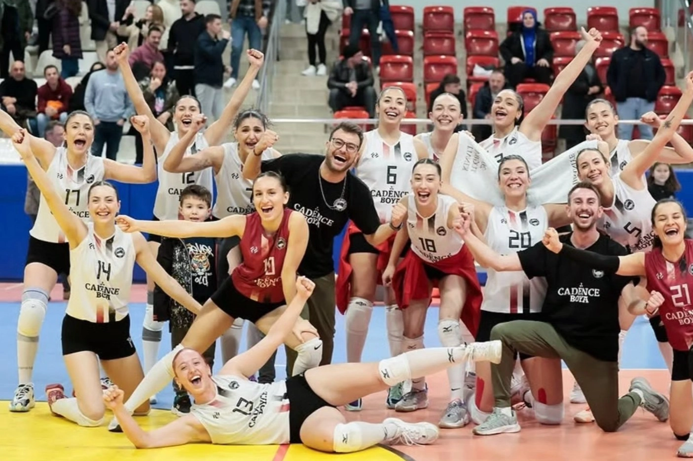 Gölcüklü voleybolcular Play Off'ta haberi