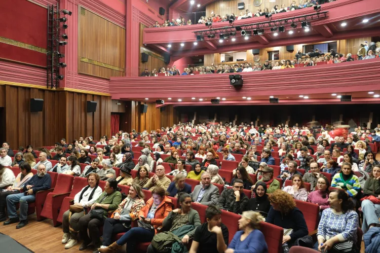 Işıl Yücesoy’un müzikli oyunu ‘İzninle’ Bursa’da sahnelendi haberi