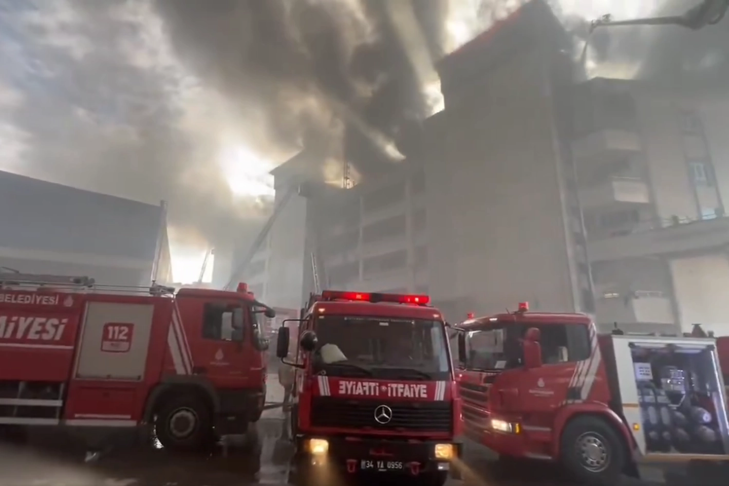 İstanbul Sultanbeyli'de büyük yangın! haberi