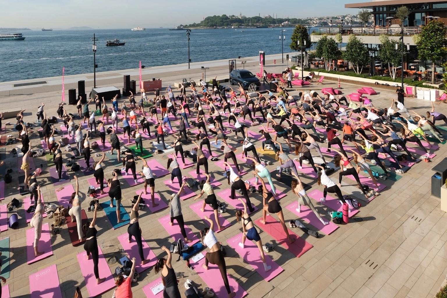 İstanbul'da rıhtımda 'çocuk' yogası haberi