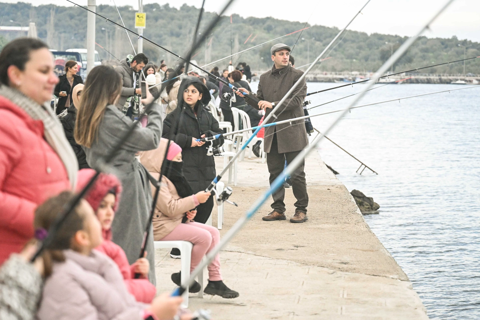 İzmir Bornovalı çocuklar balık tutmayı öğrendi haberi