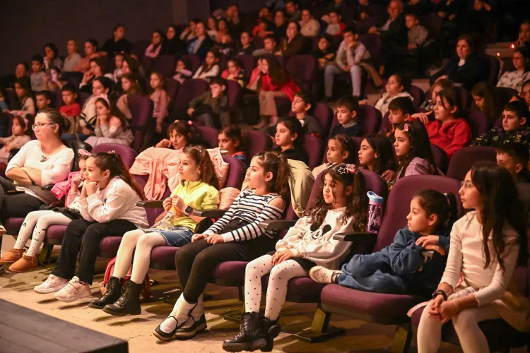 İzmir'de  “Güneş Herkes İçin Parlar” çocuk oyunu tam not aldı haberi