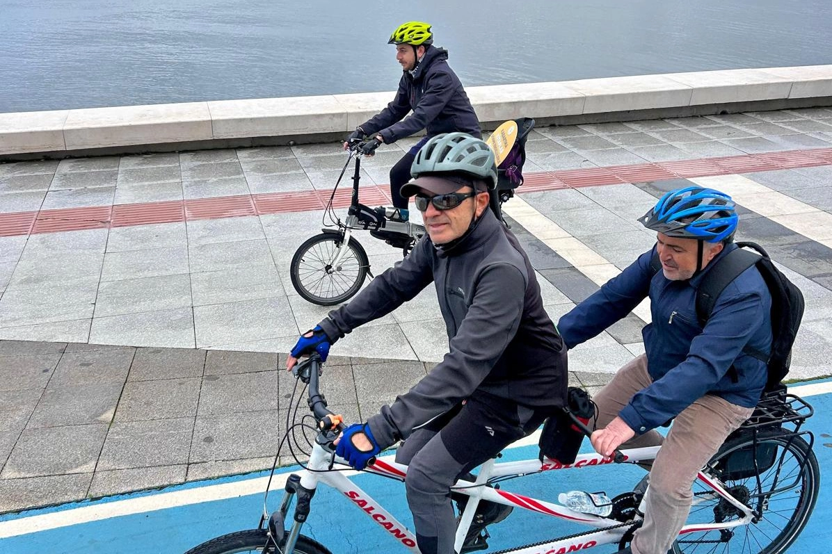 İzmir'de pedallar görme engelliler için çevrildi haberi