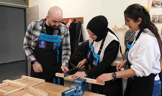 Kadınlar ahşap atölyesinde yeteneklerini keşfediyor;  Ahşabın büyülü dünyası Büyükşehir’de haberi