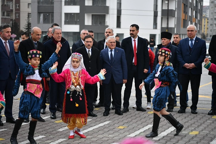 Kayseri protokolü karne dağıttı haberi