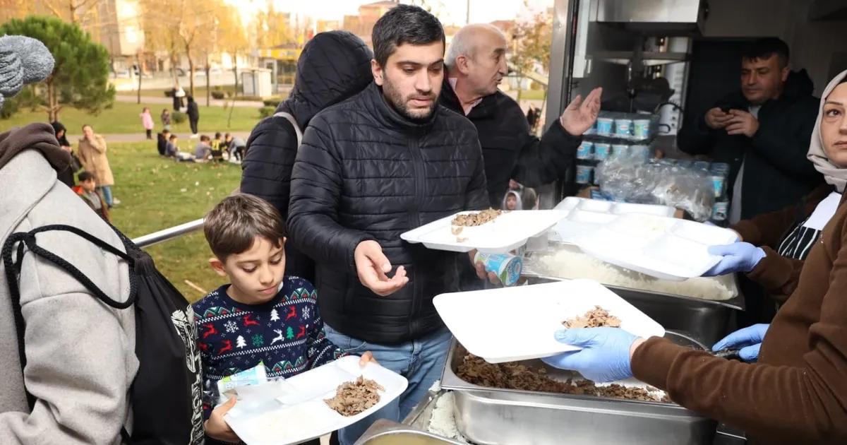 Kocaeli'den Darıca'da yemek ikramı