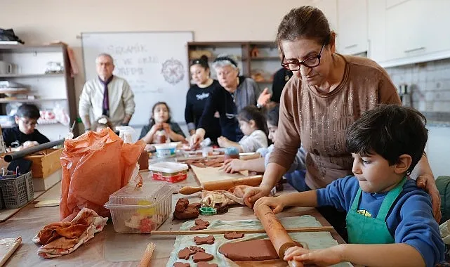 Konak’ın ileri yaş kursiyerleri öğrendiklerini torunlarıyla paylaştı haberi