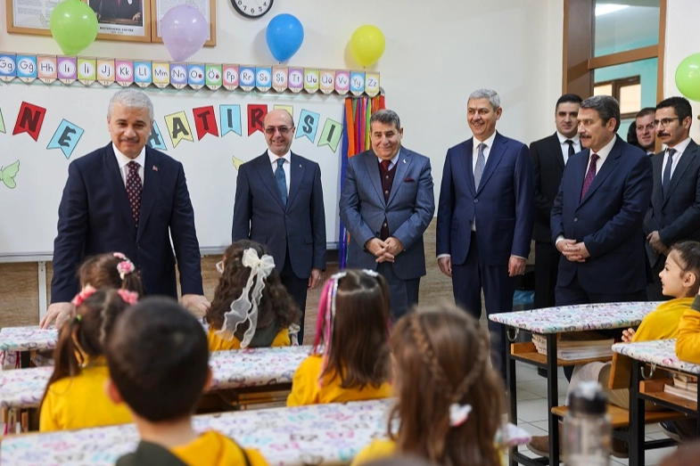 Konya protokolü çocuklara karnelerini dağıttı haberi