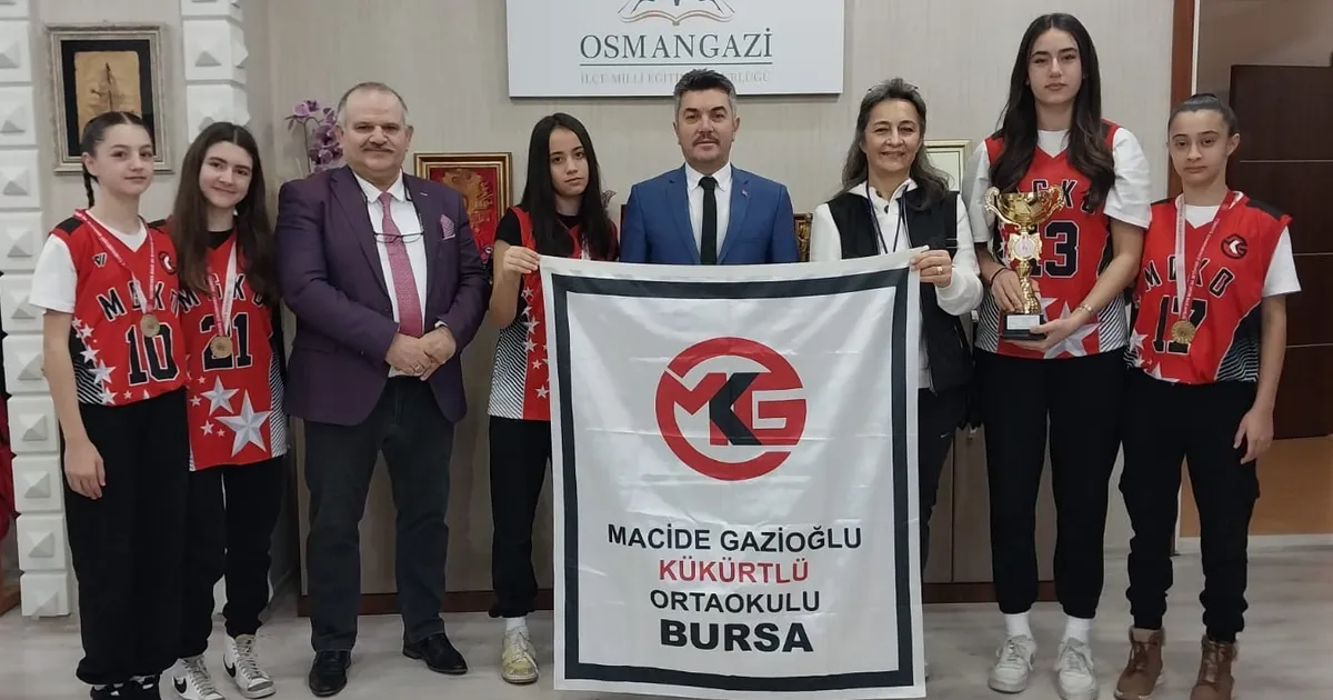 Macide Gazioğlu Ortaokulu'ndan bir günde üç şampiyonluk haberi