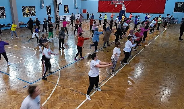 Menemenli kadınlar ücretsiz zumba kursunda buluşuyor haberi